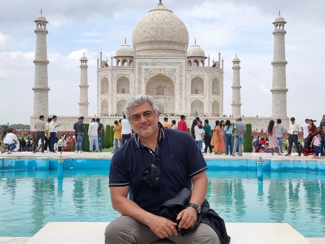 Tourist posing in front of taj mahal hi-res stock photography and images -  Alamy